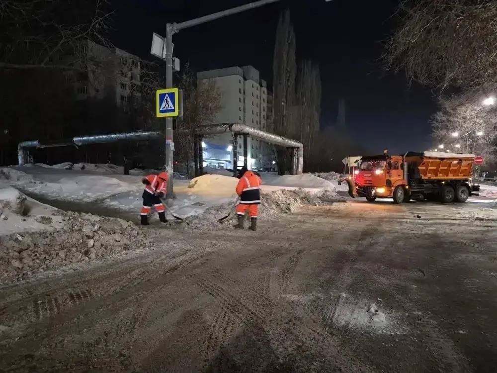 В течение ночи коммунальные службы города проводили работы по уборке снега В течение ночи коммунальные службы города проводили работы по уборке снега