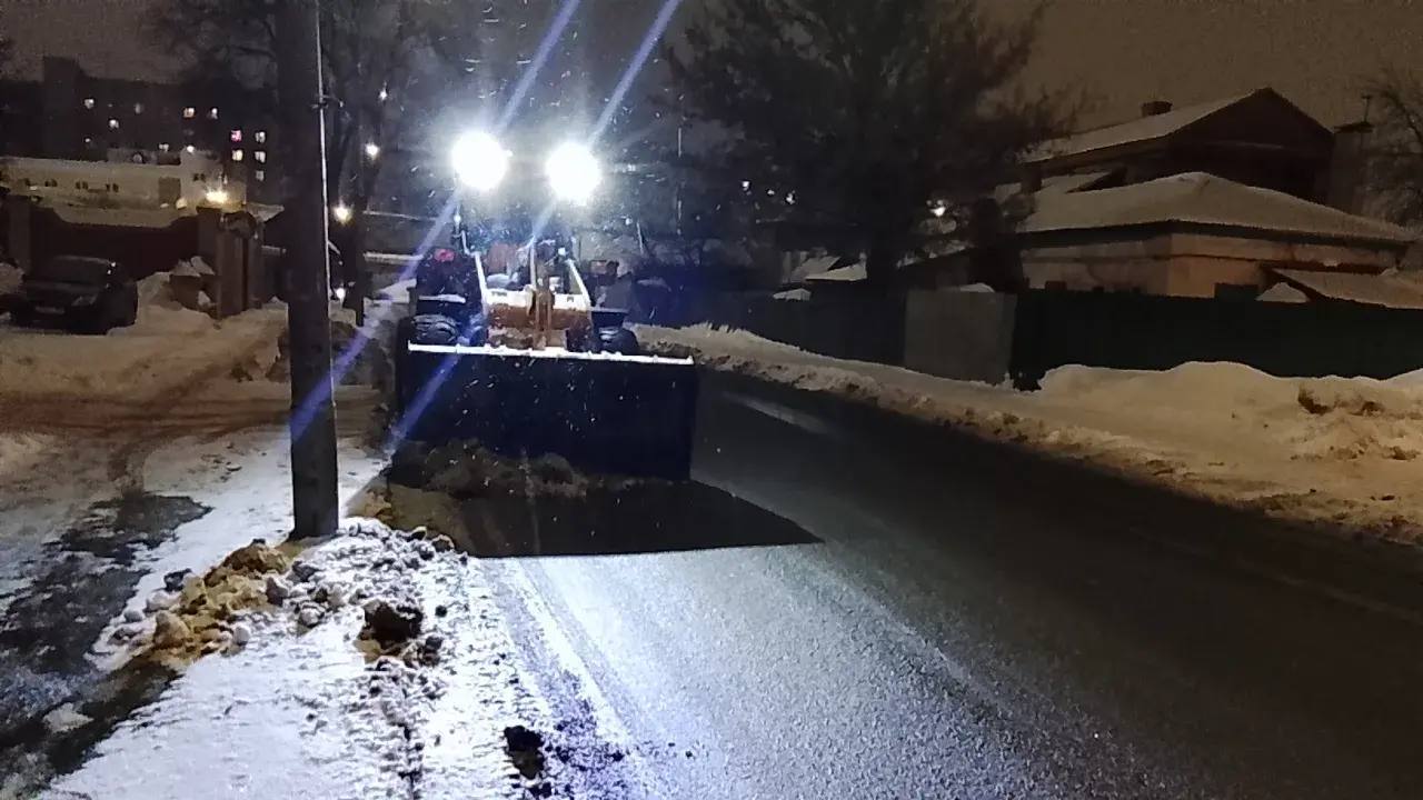 В течение ночи коммунальные службы города проводили работы по уборке снега