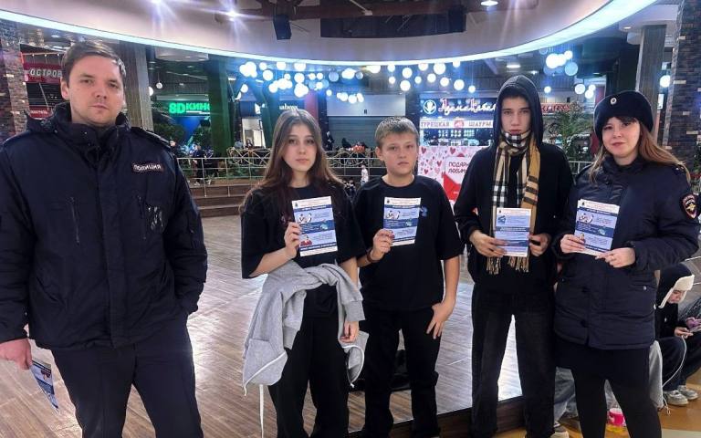 В Саратове полицейские проводят профилактические рейды в торговых центрах В Саратове полицейские проводят профилактические рейды в торговых центрах