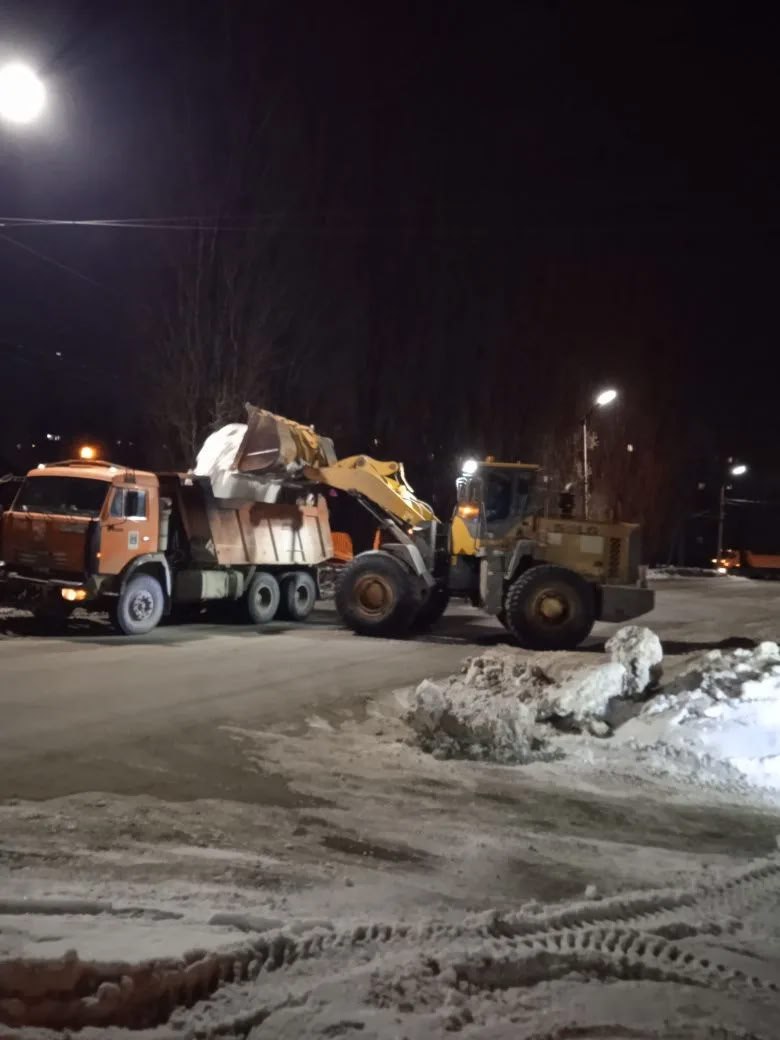 В Балаково продолжается уборка снега В Балаково продолжается уборка снега
