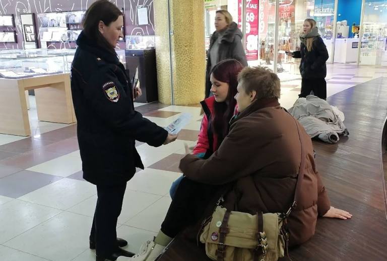 В Саратове полицейские проводят профилактические рейды в торговых центрах В Саратове полицейские проводят профилактические рейды в торговых центрах