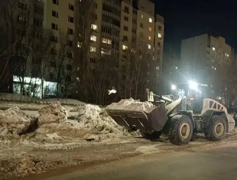 В течение ночи коммунальные службы города проводили работы по уборке снега В течение ночи коммунальные службы города проводили работы по уборке снега