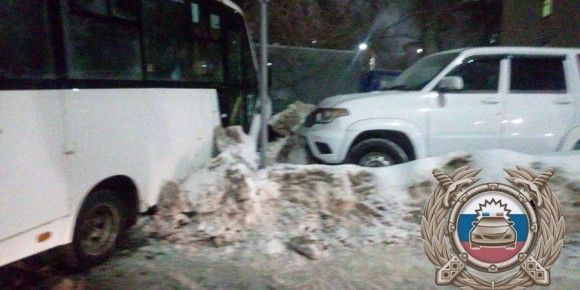 В Саратове маршрутка протаранила припаркованные автомобили: ранена женщина