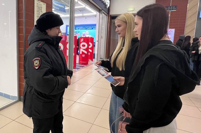 В Саратове полицейские проводят профилактические рейды в торговых центрах В Саратове полицейские проводят профилактические рейды в торговых центрах