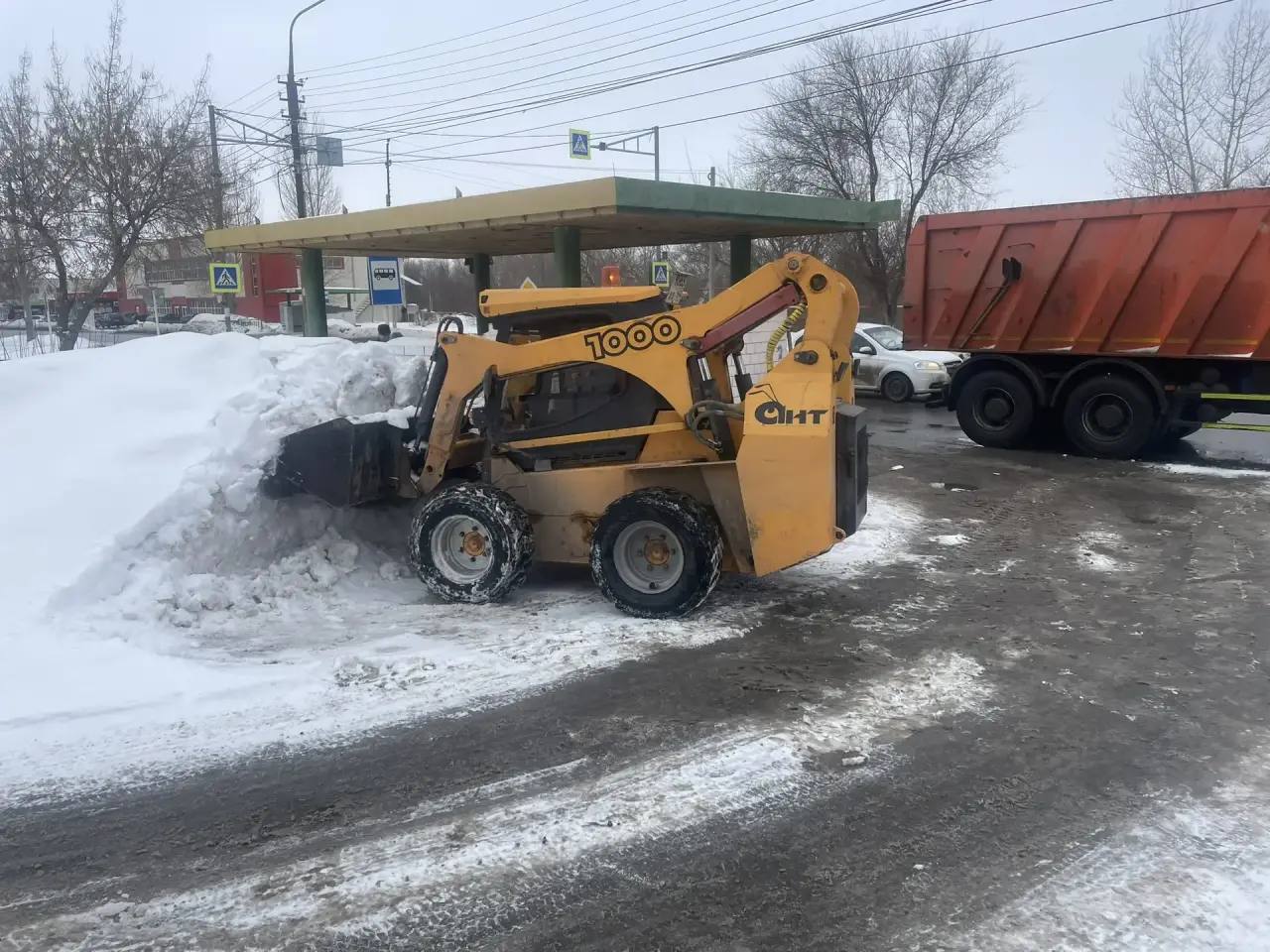 В связи с выпадением небольшого количество снежных масс на улицах города работали наши комбинированные дорожные машины В связи с выпадением небольшого количество снежных масс на улицах города работали наши комбинированные дорожные машины