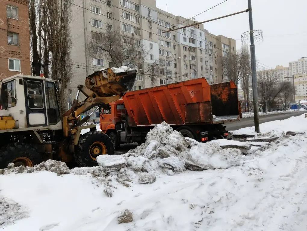 В связи с выпадением небольшого количество снежных масс на улицах города работали наши комбинированные дорожные машины