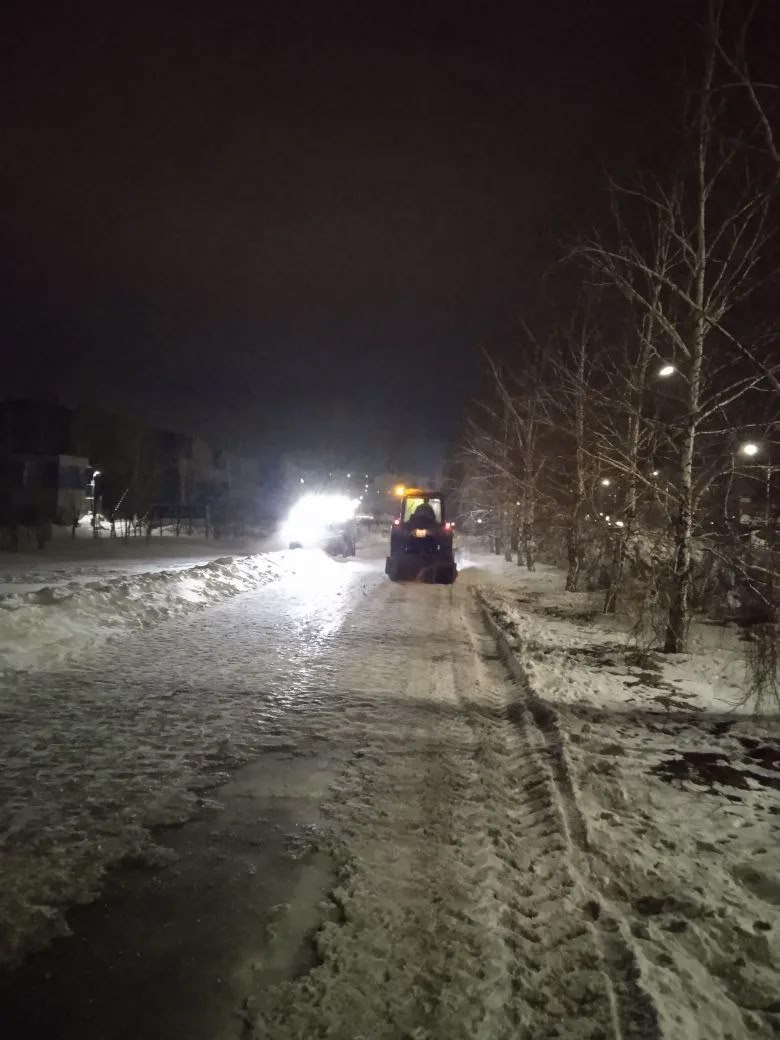 В Балаково продолжается уборка снега В Балаково продолжается уборка снега
