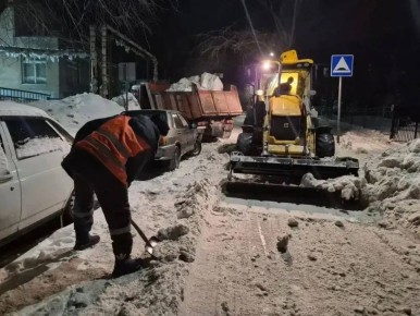 В течение ночи коммунальные службы проводили работы по уборке снега
