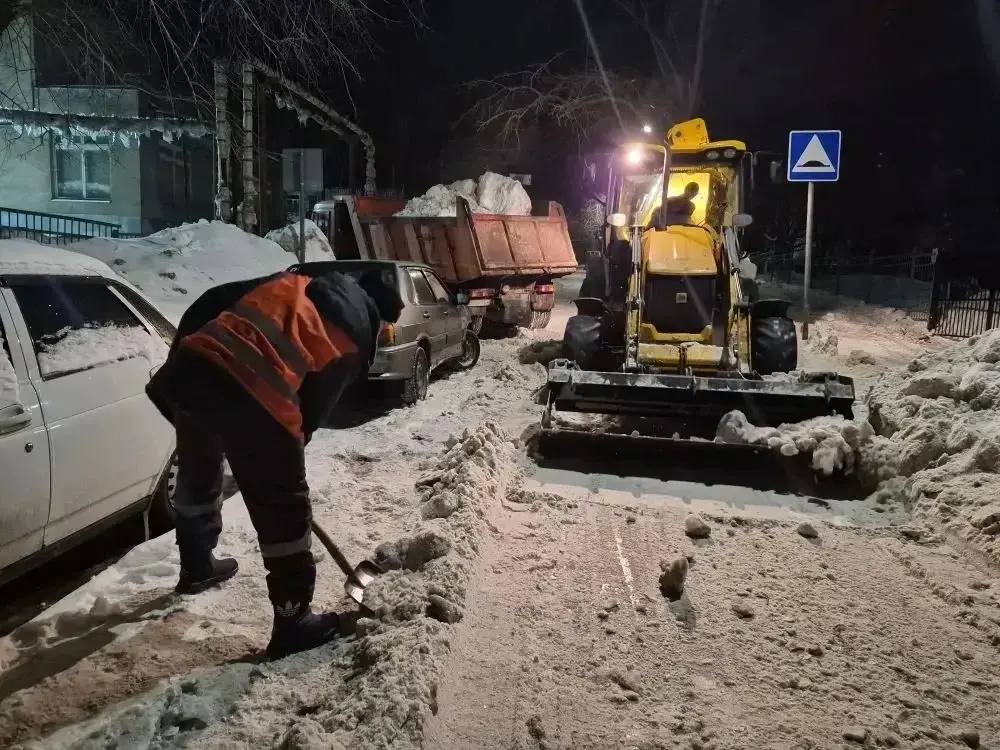 В течение ночи коммунальные службы проводили работы по уборке снега