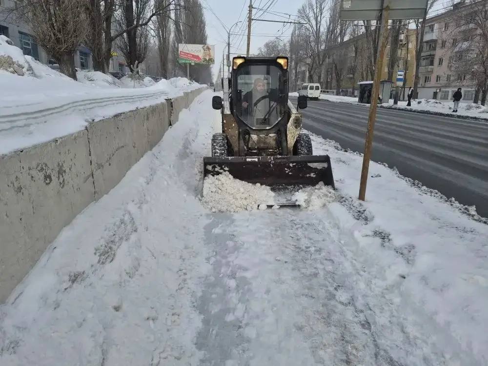 В городе продолжаются плановые работы по уборке снега и наледи В городе продолжаются плановые работы по уборке снега и наледи