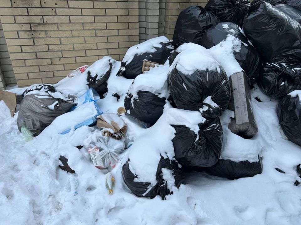 Около забора цирка кучи мусора уже припорошило снегом