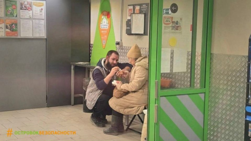 В Саратове мужчина помог дезориентированной женщине