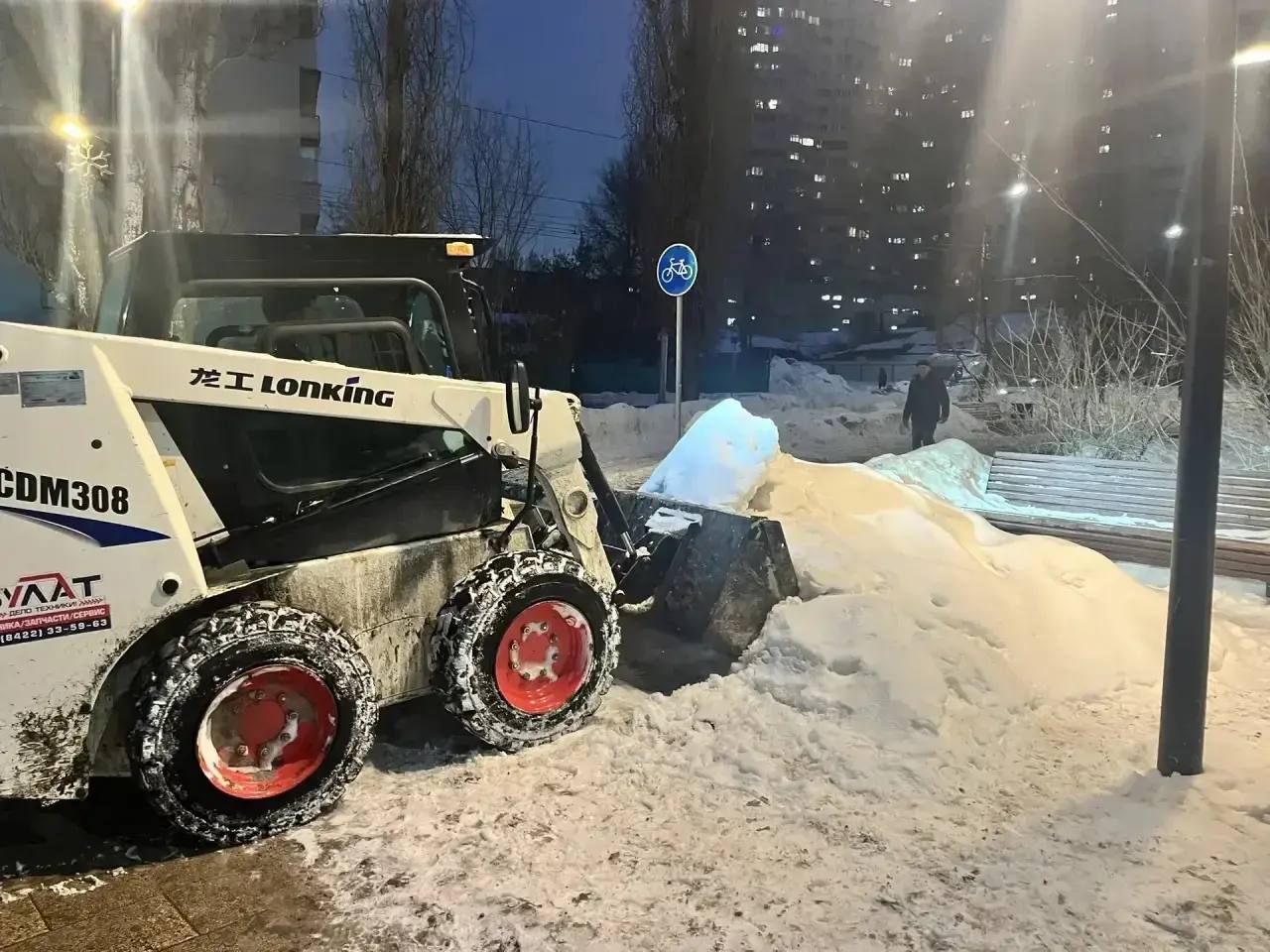 В течение ночи коммунальные службы проводили работы по уборке снега В течение ночи коммунальные службы проводили работы по уборке снега
