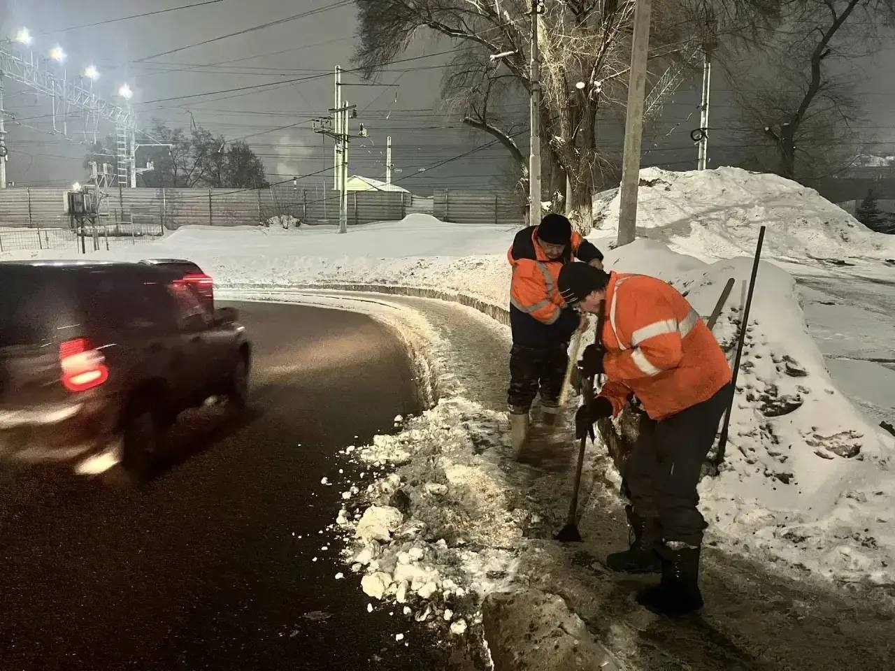 В течение ночи коммунальные службы проводили работы по уборке снега В течение ночи коммунальные службы проводили работы по уборке снега