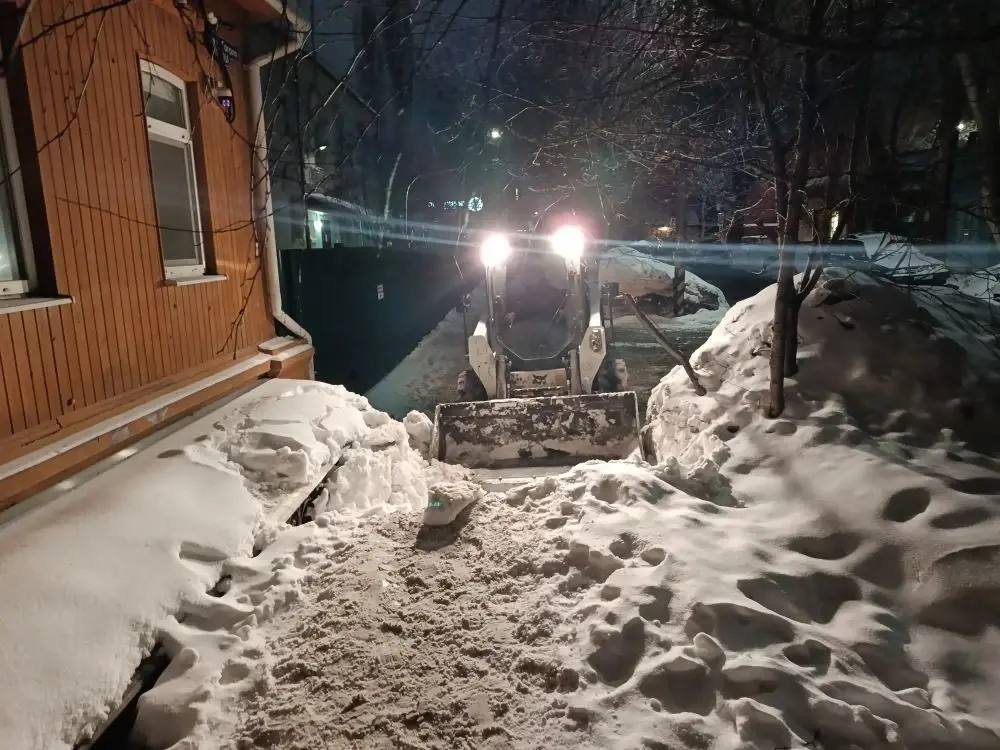 В течение ночи коммунальные службы проводили работы по уборке снега В течение ночи коммунальные службы проводили работы по уборке снега