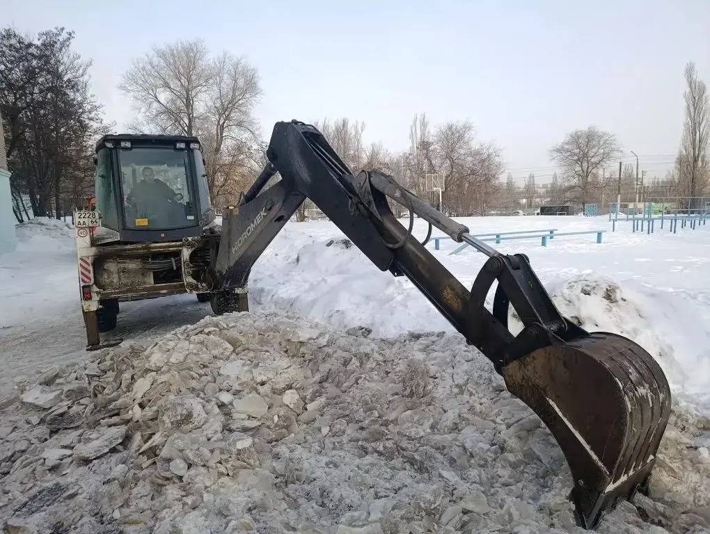 В городе продолжаются плановые работы по уборке снега и наледи В городе продолжаются плановые работы по уборке снега и наледи