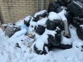 Около забора цирка кучи мусора уже припорошило снегом