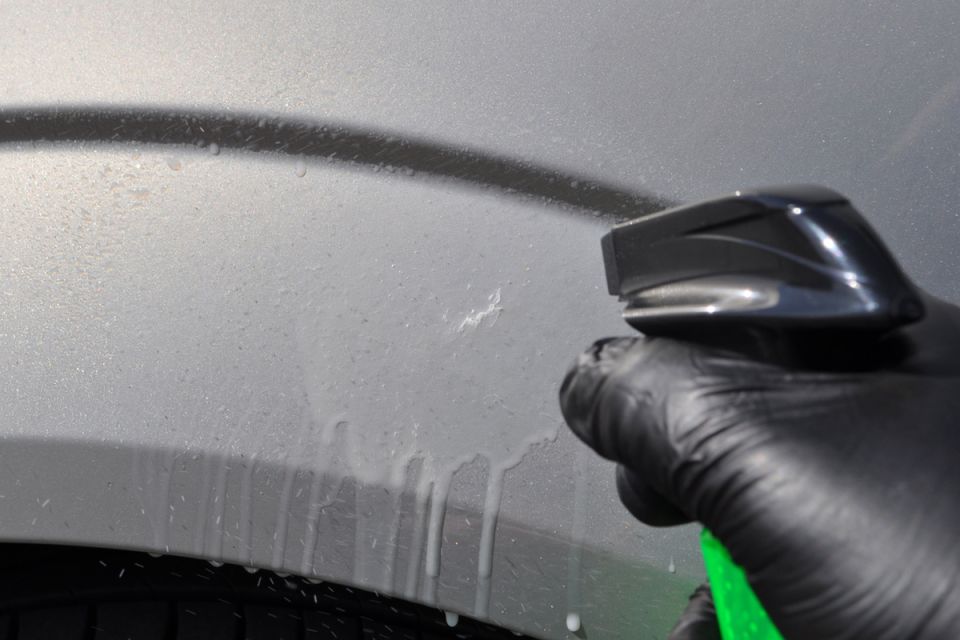 Как эффективно очистить кузов автомобиля от зимних реагентов