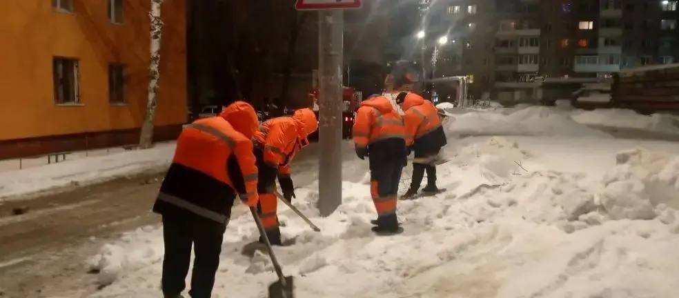В течение ночи коммунальные службы проводили работы по уборке снега В течение ночи коммунальные службы проводили работы по уборке снега