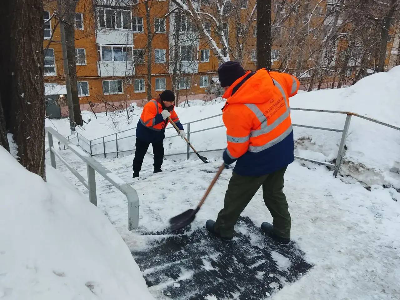 В городе продолжаются плановые работы по уборке снега и наледи В городе продолжаются плановые работы по уборке снега и наледи