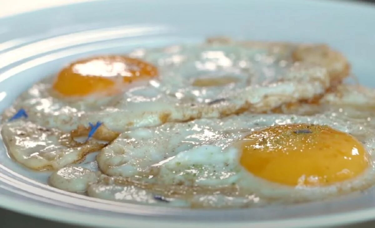 Узнайте секрет быстрого приготовления яичницы без переворачивания