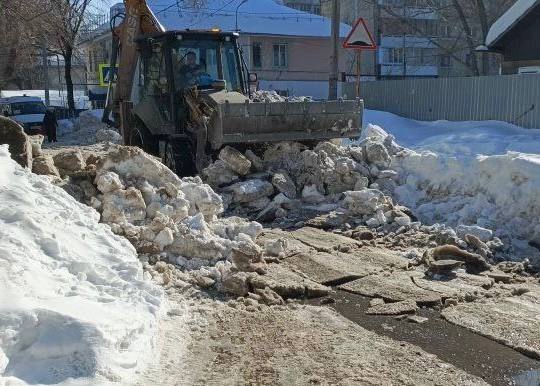 В городе продолжаются плановые работы по уборке снега и наледи В городе продолжаются плановые работы по уборке снега и наледи
