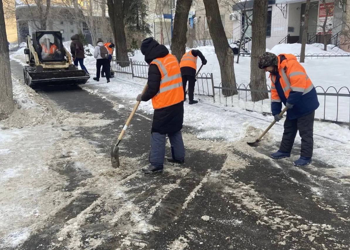 В городе продолжаются плановые работы по уборке снега и наледи В городе продолжаются плановые работы по уборке снега и наледи