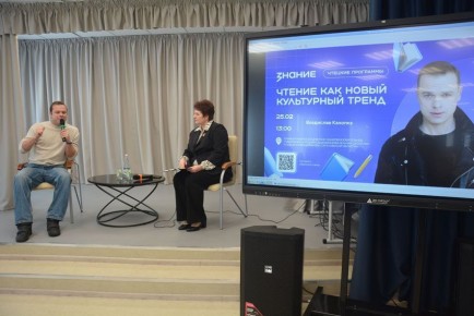 В Саратовской области актер Влад Канопка поговорил со школьниками о книгах, фантазии и театре