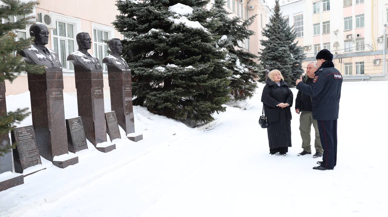 В главке во взаимодействии с региональным филиалом Российского общества «Знание» в рамках Единого дня государственно-правового информирования прошла встреча полицейских с известным военным корреспондентом, журналистом... В главке во взаимодействии с региональным филиалом Российского общества «Знание» в рамках Единого дня государственно-правового информирования прошла встреча полицейских с известным военным корреспондентом, журналистом...