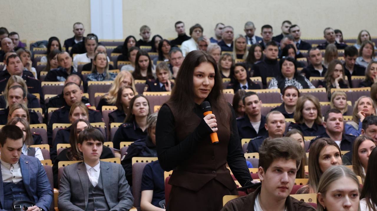 В главке во взаимодействии с региональным филиалом Российского общества «Знание» в рамках Единого дня государственно-правового информирования прошла встреча полицейских с известным военным корреспондентом, журналистом... В главке во взаимодействии с региональным филиалом Российского общества «Знание» в рамках Единого дня государственно-правового информирования прошла встреча полицейских с известным военным корреспондентом, журналистом...