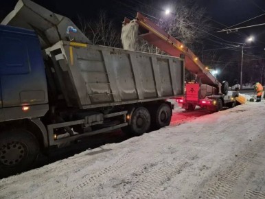 В течение ночи коммунальные службы города проводили работы по уборке снега и наледи