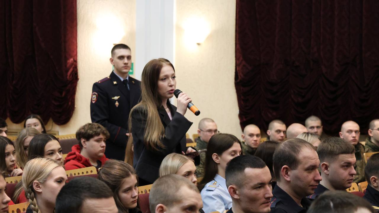 В главке во взаимодействии с региональным филиалом Российского общества «Знание» в рамках Единого дня государственно-правового информирования прошла встреча полицейских с известным военным корреспондентом, журналистом... В главке во взаимодействии с региональным филиалом Российского общества «Знание» в рамках Единого дня государственно-правового информирования прошла встреча полицейских с известным военным корреспондентом, журналистом...