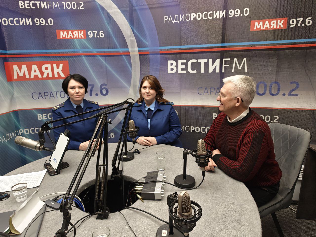 В прямом эфире ГТРК «Радио России Саратов» в очередном выпуске программы «Жить по закону» работники прокуратуры разъяснили закон