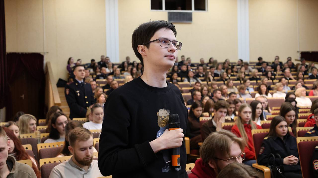 В главке во взаимодействии с региональным филиалом Российского общества «Знание» в рамках Единого дня государственно-правового информирования прошла встреча полицейских с известным военным корреспондентом, журналистом... В главке во взаимодействии с региональным филиалом Российского общества «Знание» в рамках Единого дня государственно-правового информирования прошла встреча полицейских с известным военным корреспондентом, журналистом...