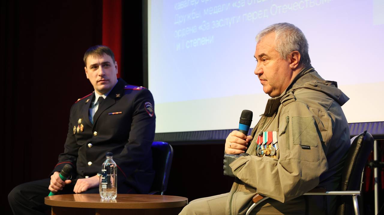 В главке во взаимодействии с региональным филиалом Российского общества «Знание» в рамках Единого дня государственно-правового информирования прошла встреча полицейских с известным военным корреспондентом, журналистом... В главке во взаимодействии с региональным филиалом Российского общества «Знание» в рамках Единого дня государственно-правового информирования прошла встреча полицейских с известным военным корреспондентом, журналистом...