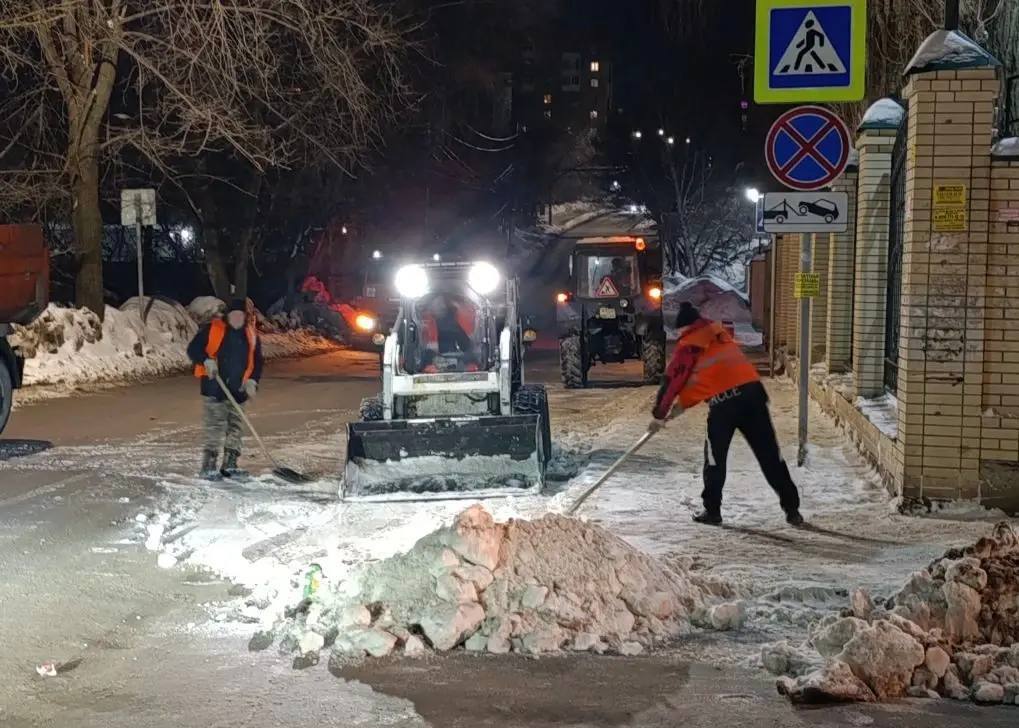 В течение ночи коммунальные службы города проводили работы по уборке снега В течение ночи коммунальные службы города проводили работы по уборке снега