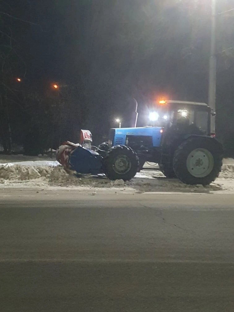 В Балаково круглосуточно убирают снег В Балаково круглосуточно убирают снег