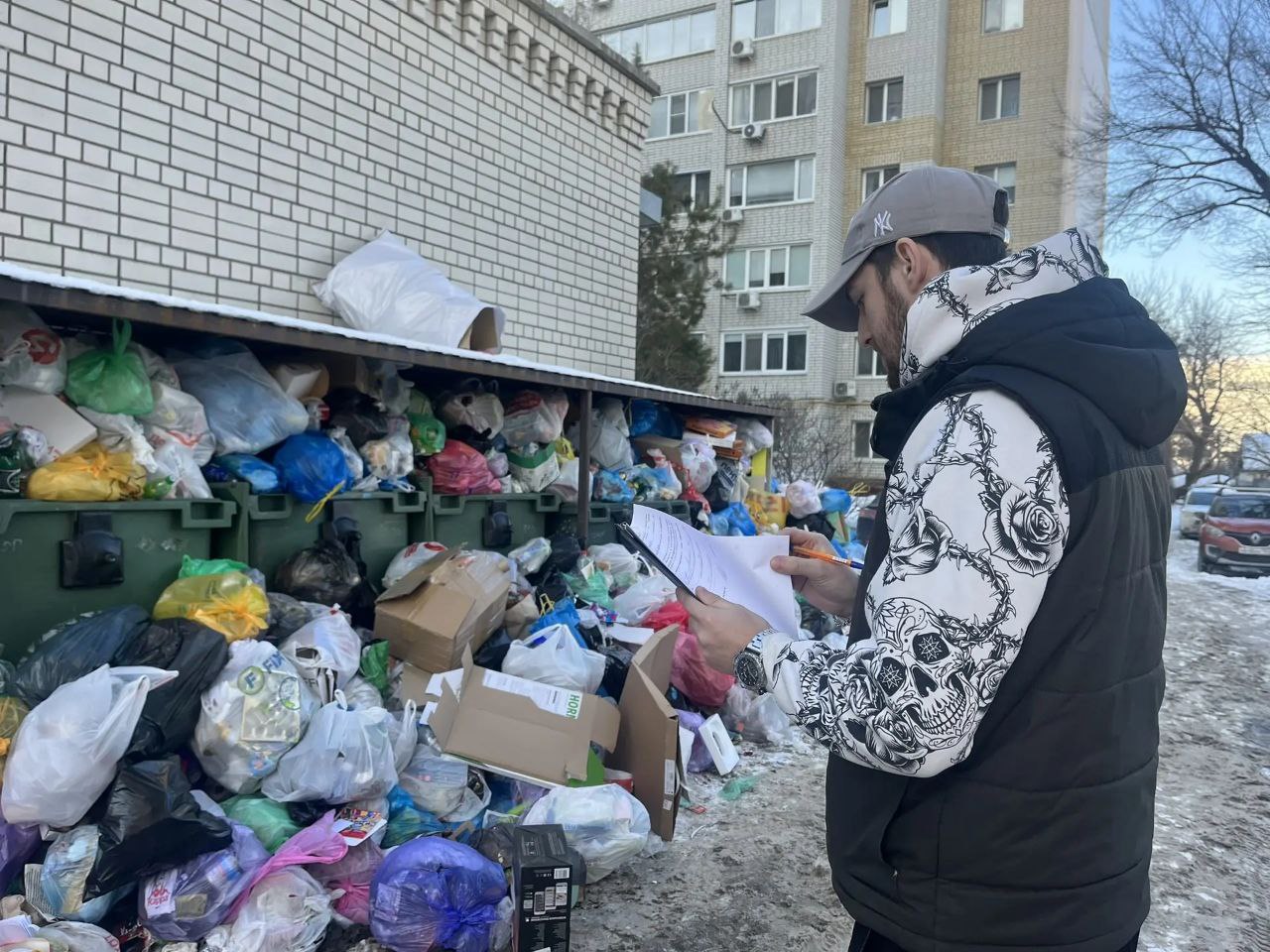 Мэрия потребовала освободить от мусора площадки на Шелковичной