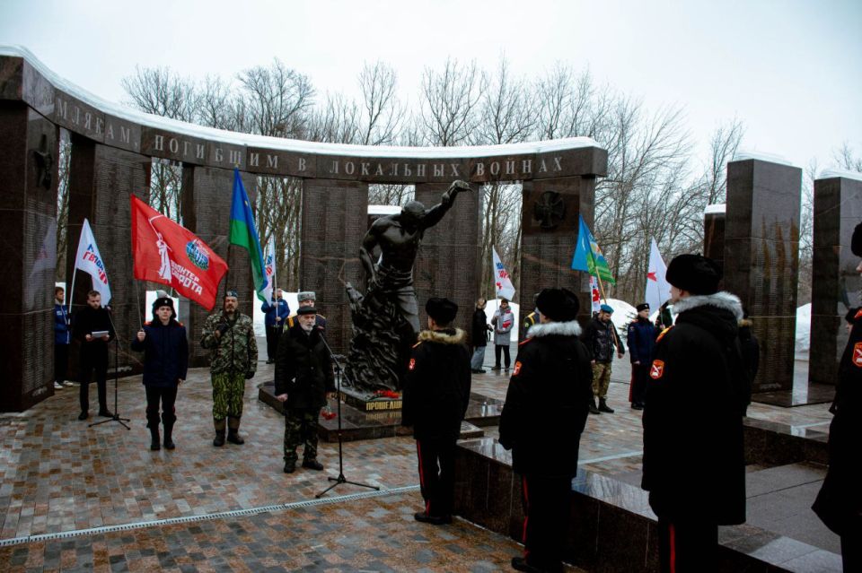 Саратовцы почтили память героически погибших псковских десантников