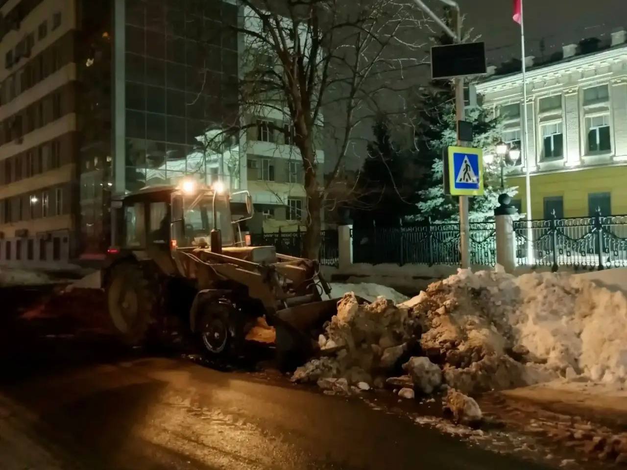 В течение ночи коммунальные службы города проводили работы по уборке снега В течение ночи коммунальные службы города проводили работы по уборке снега