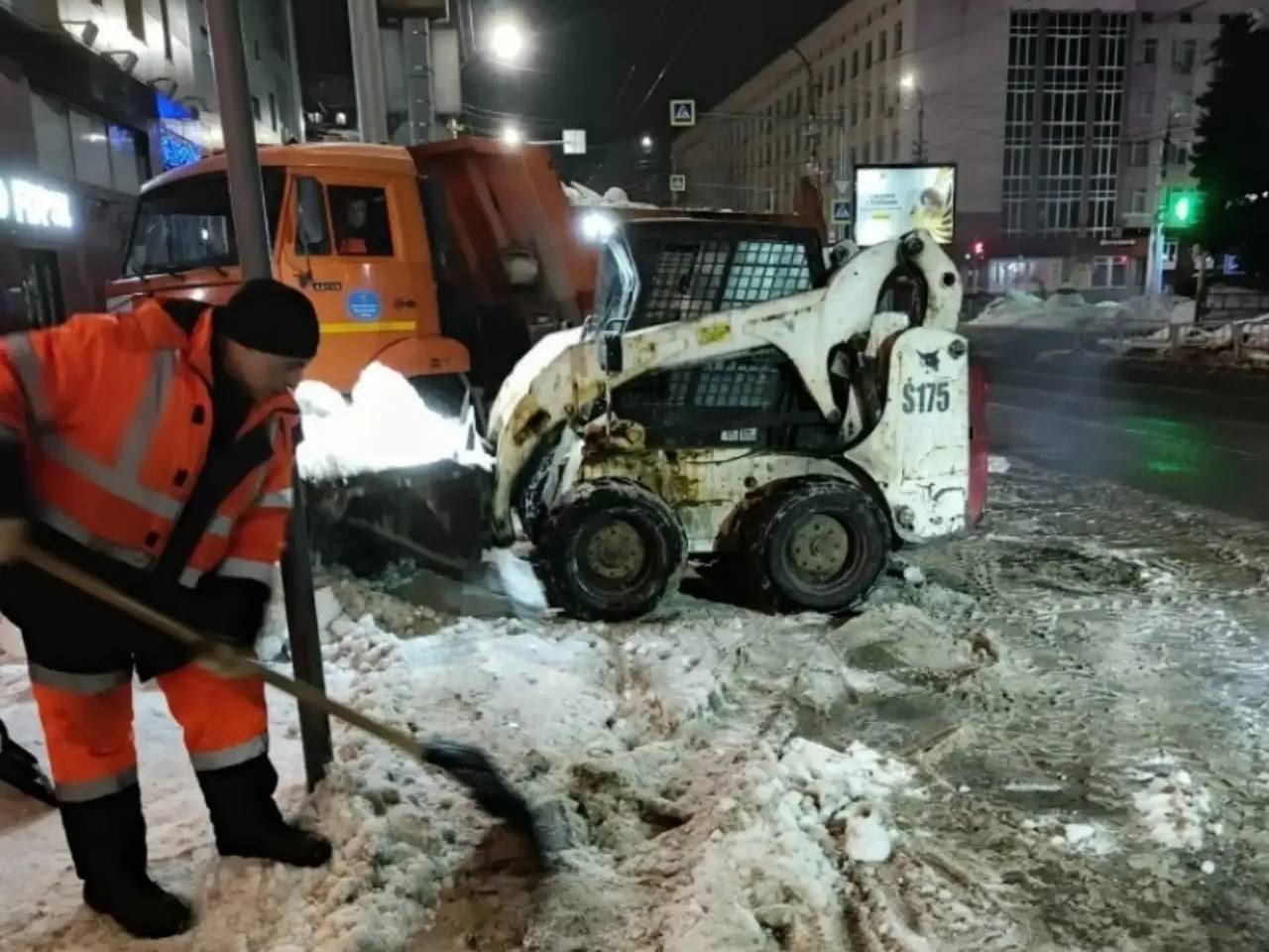 В течение ночи коммунальные службы города проводили работы по уборке снега В течение ночи коммунальные службы города проводили работы по уборке снега