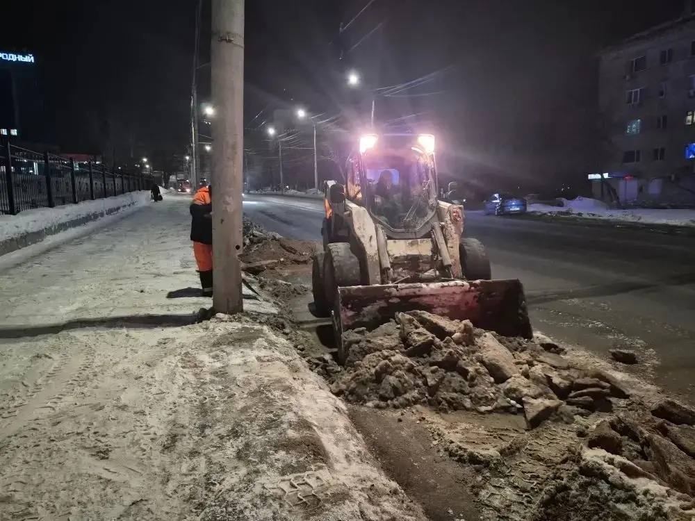 В течение ночи коммунальные службы города проводили работы по уборке снега В течение ночи коммунальные службы города проводили работы по уборке снега