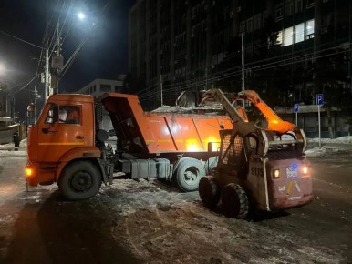 В течение ночи коммунальные службы города проводили работы по уборке снега