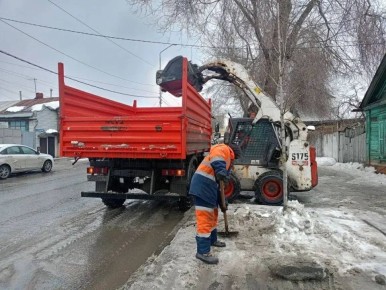 В городе продолжаются плановые работы по уборке снега и наледи