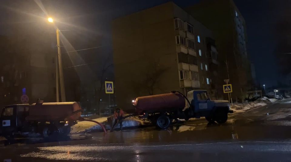 В ночные часы активно продолжаем работы по откачке талых вод в городе