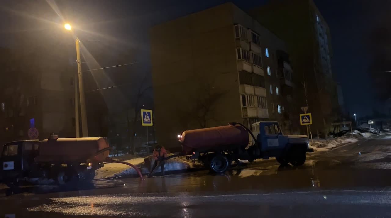 В ночные часы активно продолжаем работы по откачке талых вод в городе