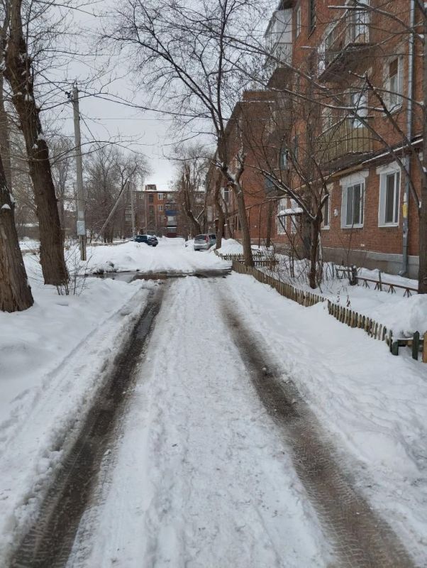 За ненадлежащую очистку придомовой территории от снега и крыш многоквартирных домов от наледи в управляющие компании направлены предостережения