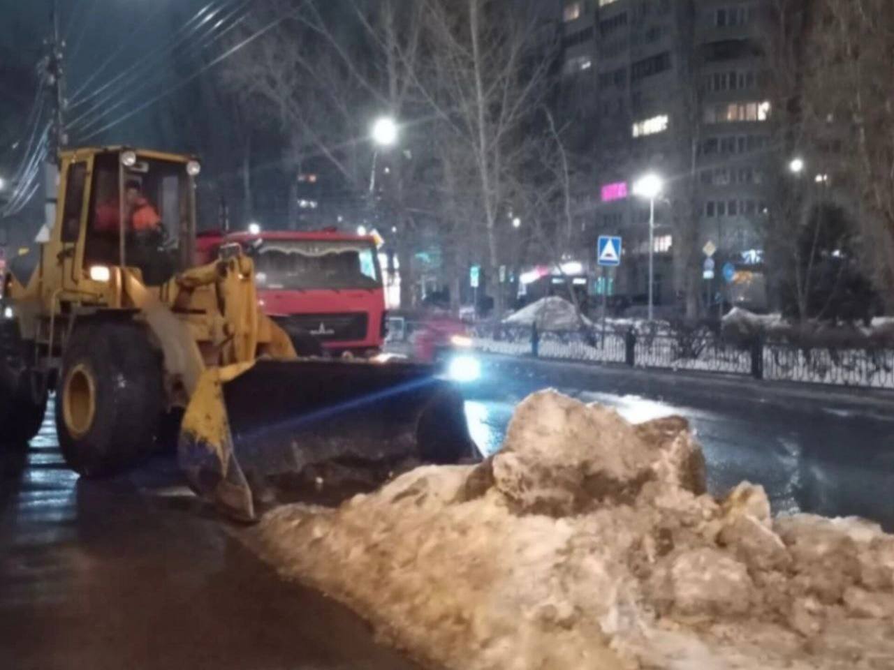 В течение ночи коммунальные службы города проводили работы по уборке снега и наледи В течение ночи коммунальные службы города проводили работы по уборке снега и наледи
