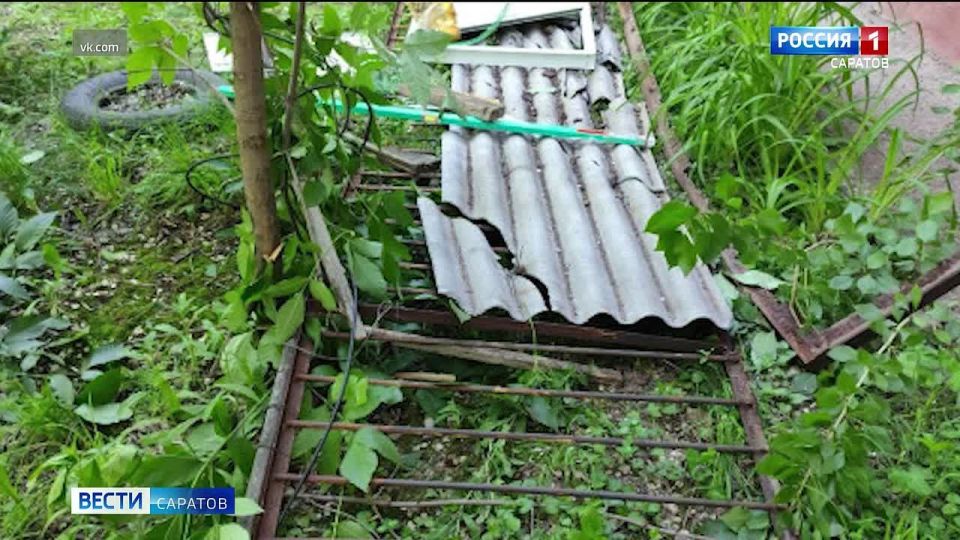 Вышел на балкон и упал вместе с ним