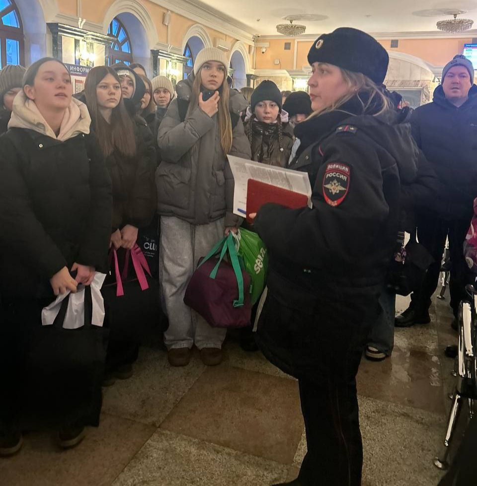 Сотрудники транспортной полиции города Ртищево выступили в роли жюри в смотре строя и строевой песни Сотрудники транспортной полиции города Ртищево выступили в роли жюри в смотре строя и строевой песни